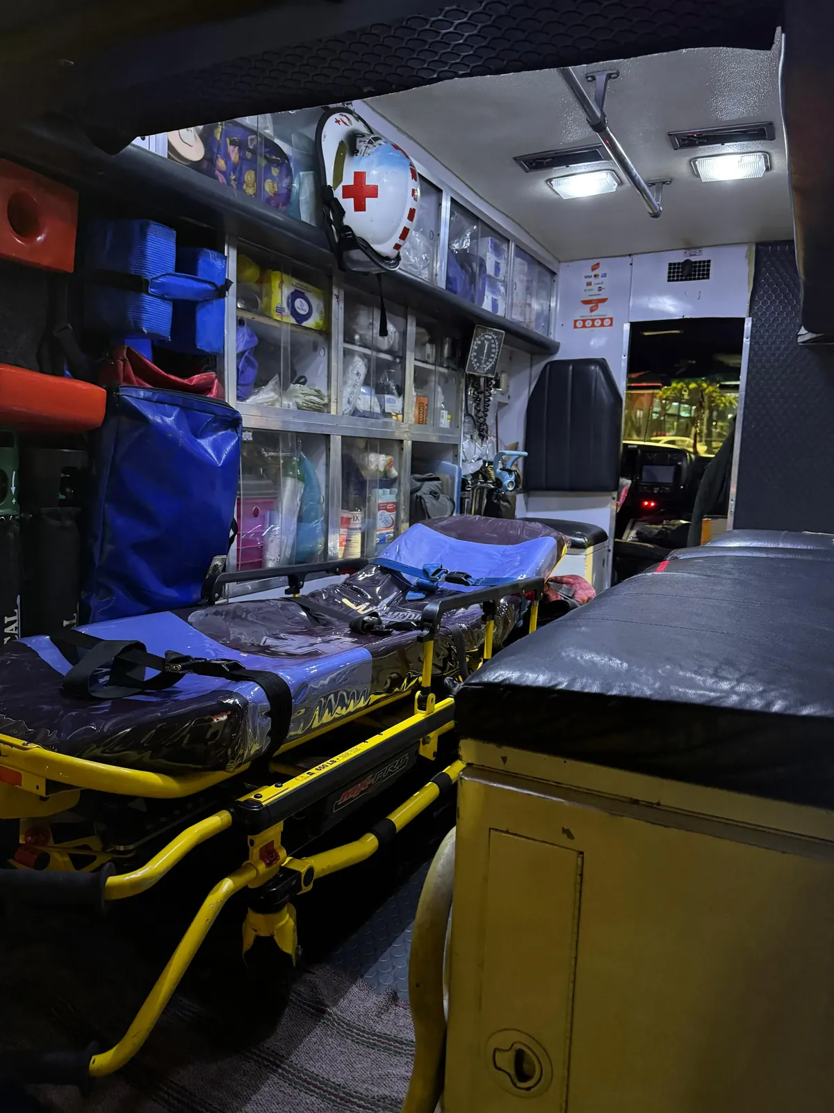 Interior de ambulancia equipada con camilla y material médico
