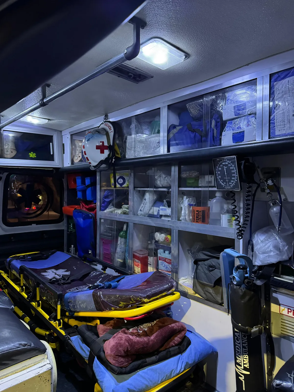 Interior de ambulancia con camilla, gabinetes de insumos y equipo de oxígeno