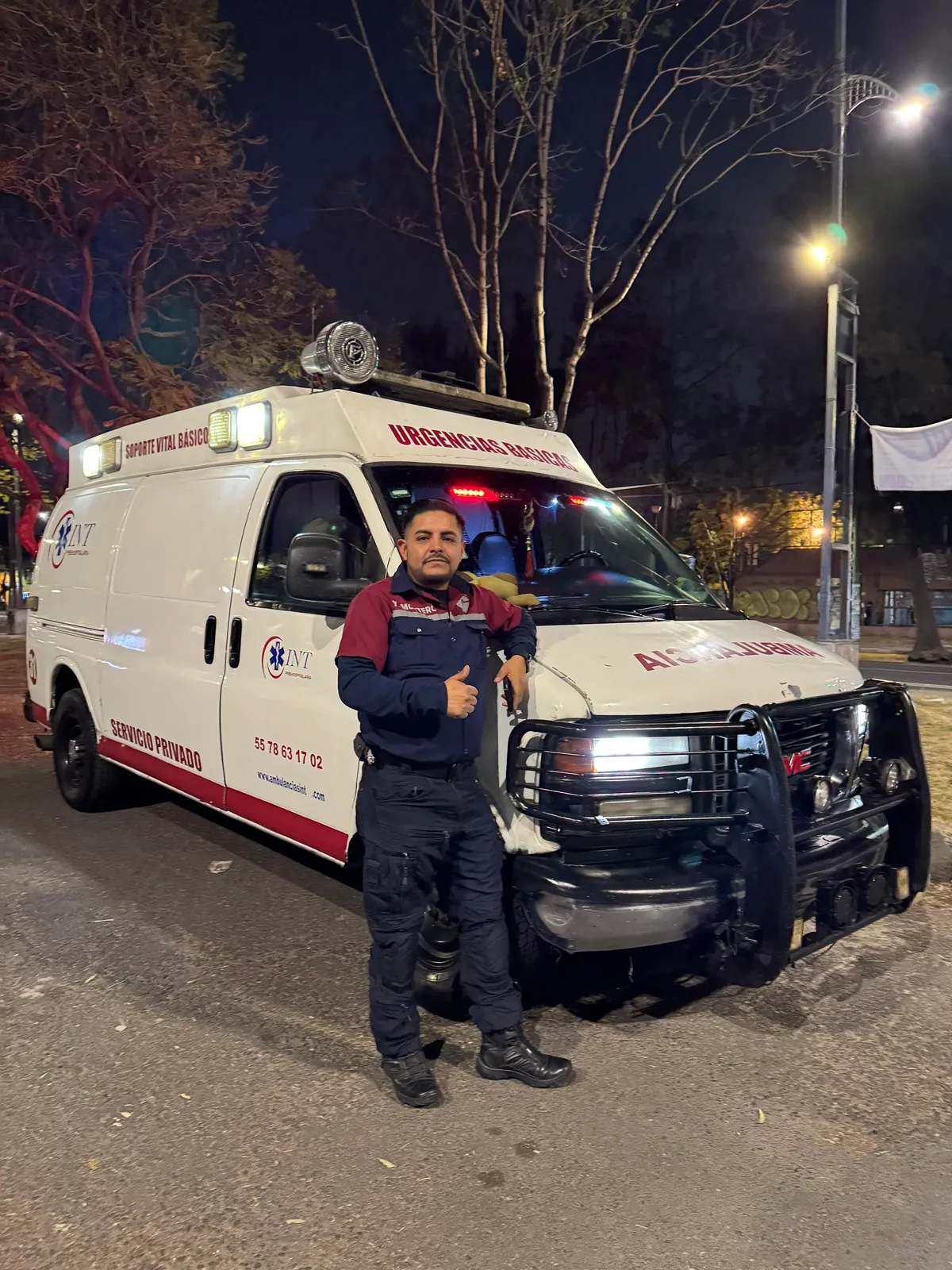 Paramédico junto a ambulancia lista para traslado